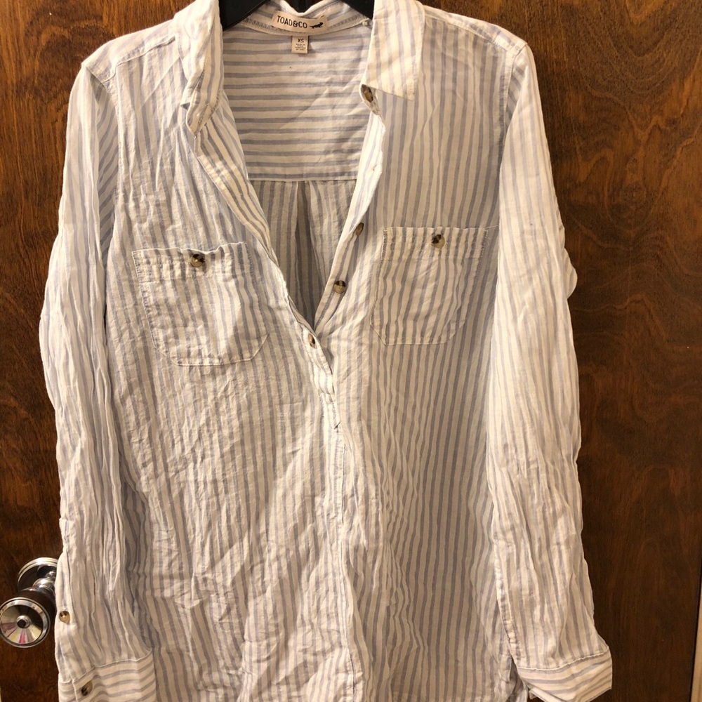A gorgeous blouse white with light blue stripes
